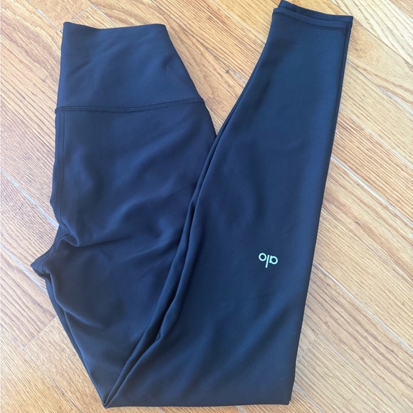 ALO Yoga High-Waist Airlift Legging - Black - Picture 3 of 4